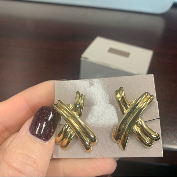 Avon “Dramatic Kiss” Gold tone Women's clip Earrings. NIB 1989 - Picture 4 of 6